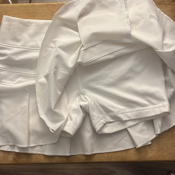 Nike- Dri Fit white skort. XS - Picture 3 of 3